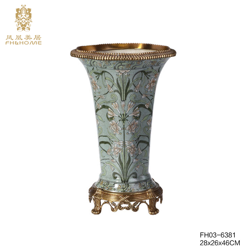    FH03-6381铜配瓷花瓶   