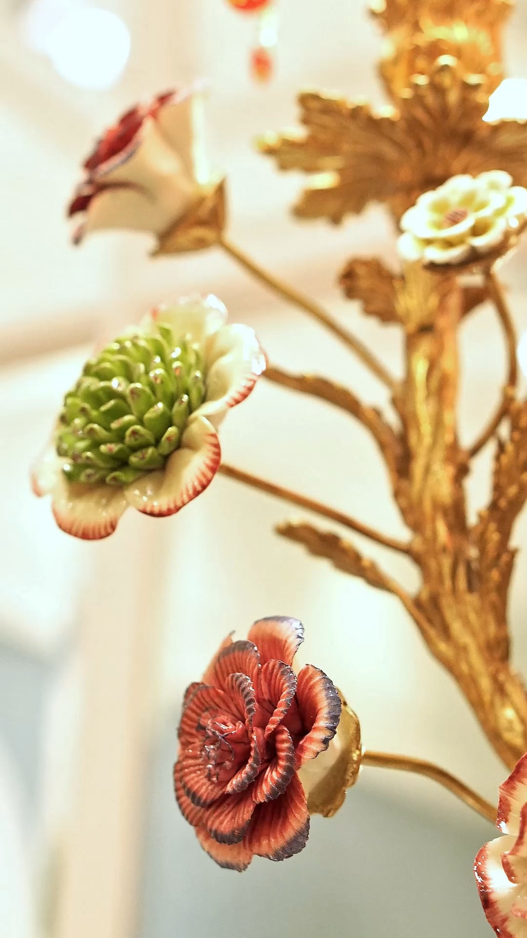 FH&HOME Parrot Floral Wall Lamp - Gilded Red with Tassel Shade