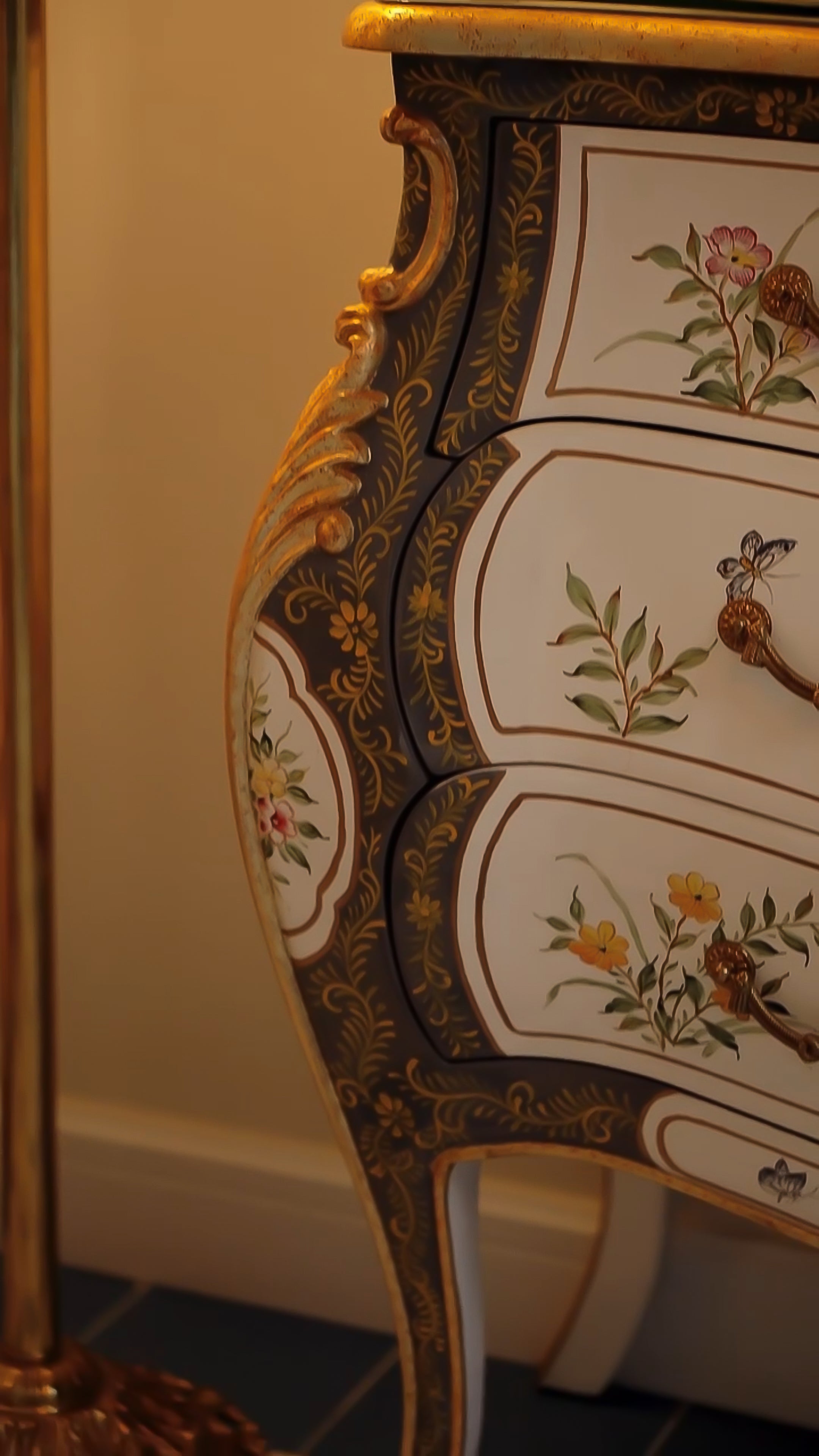 FH&HOME Rococo Revival Console Chest - Bird & Floral 3-Drawer Louis XV