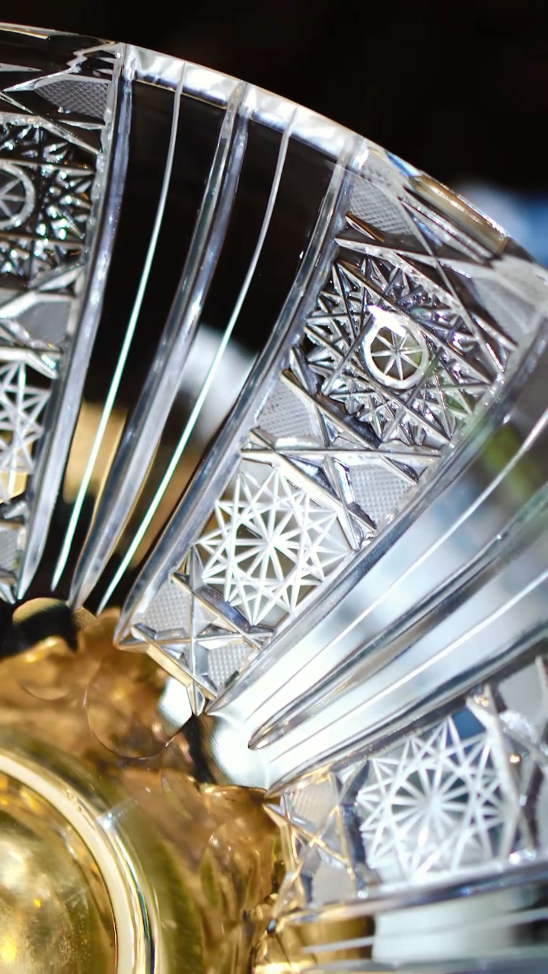 FH&HOME Tropical-Themed Peacock Palm Crystal Fruit Bowl - Gilded Base