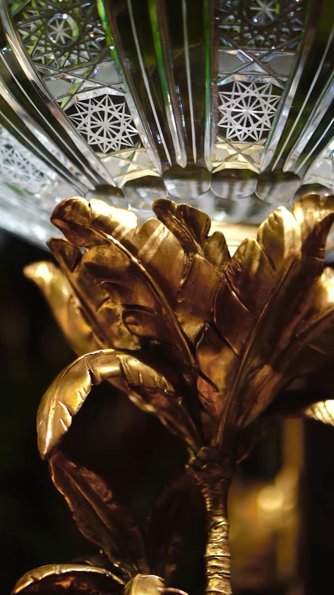 FH&HOME Tropical-Themed Peacock Palm Crystal Fruit Bowl - Gilded Base