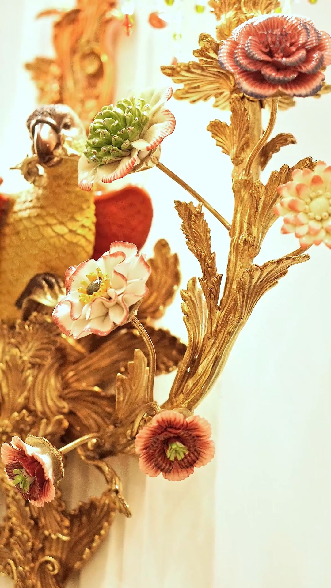 FH&HOME Parrot Floral Wall Lamp - Gilded Red with Tassel Shade