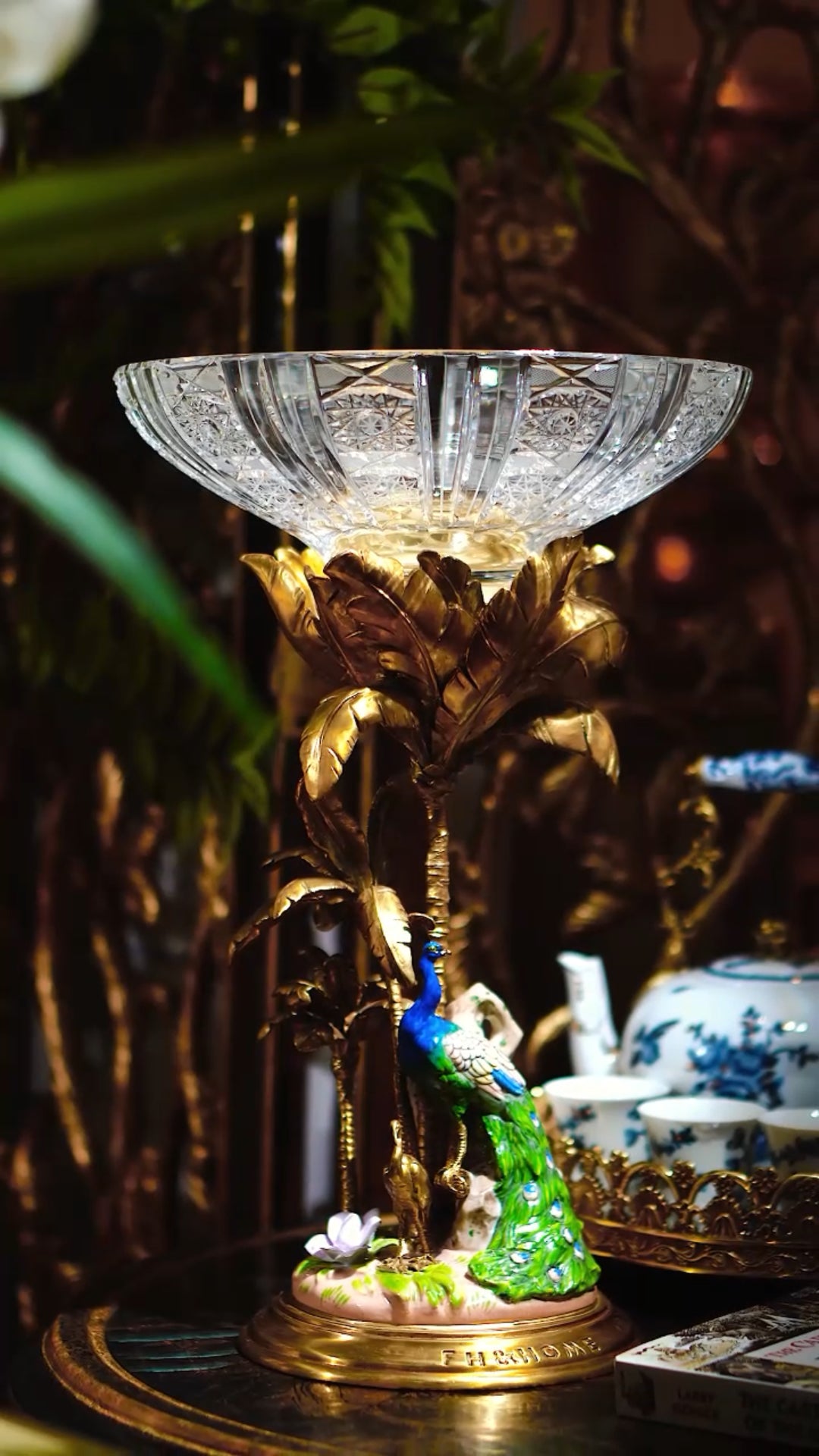 FH&HOME Tropical-Themed Peacock Palm Crystal Fruit Bowl - Gilded Base