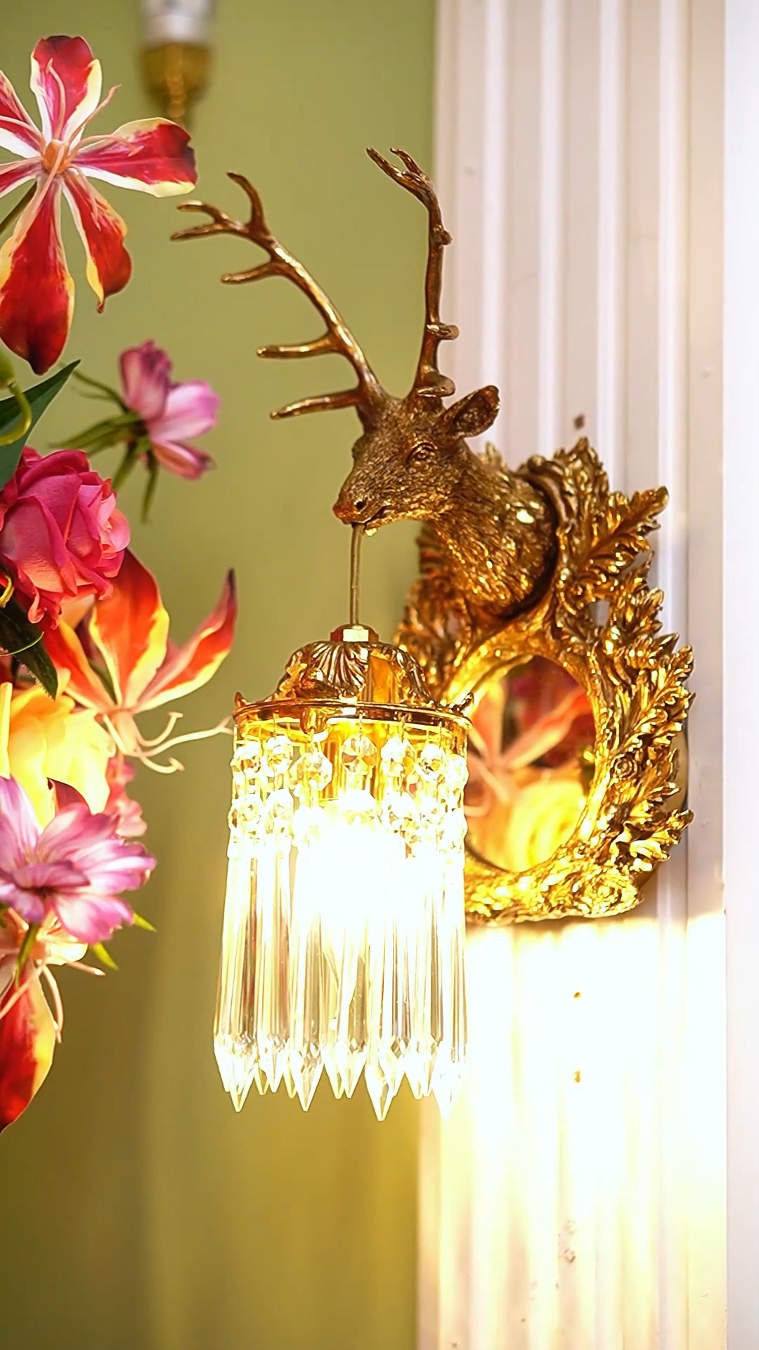 FH&HOME Deer Head Wall Sconce - Mirror Accent with Crystal Pendant