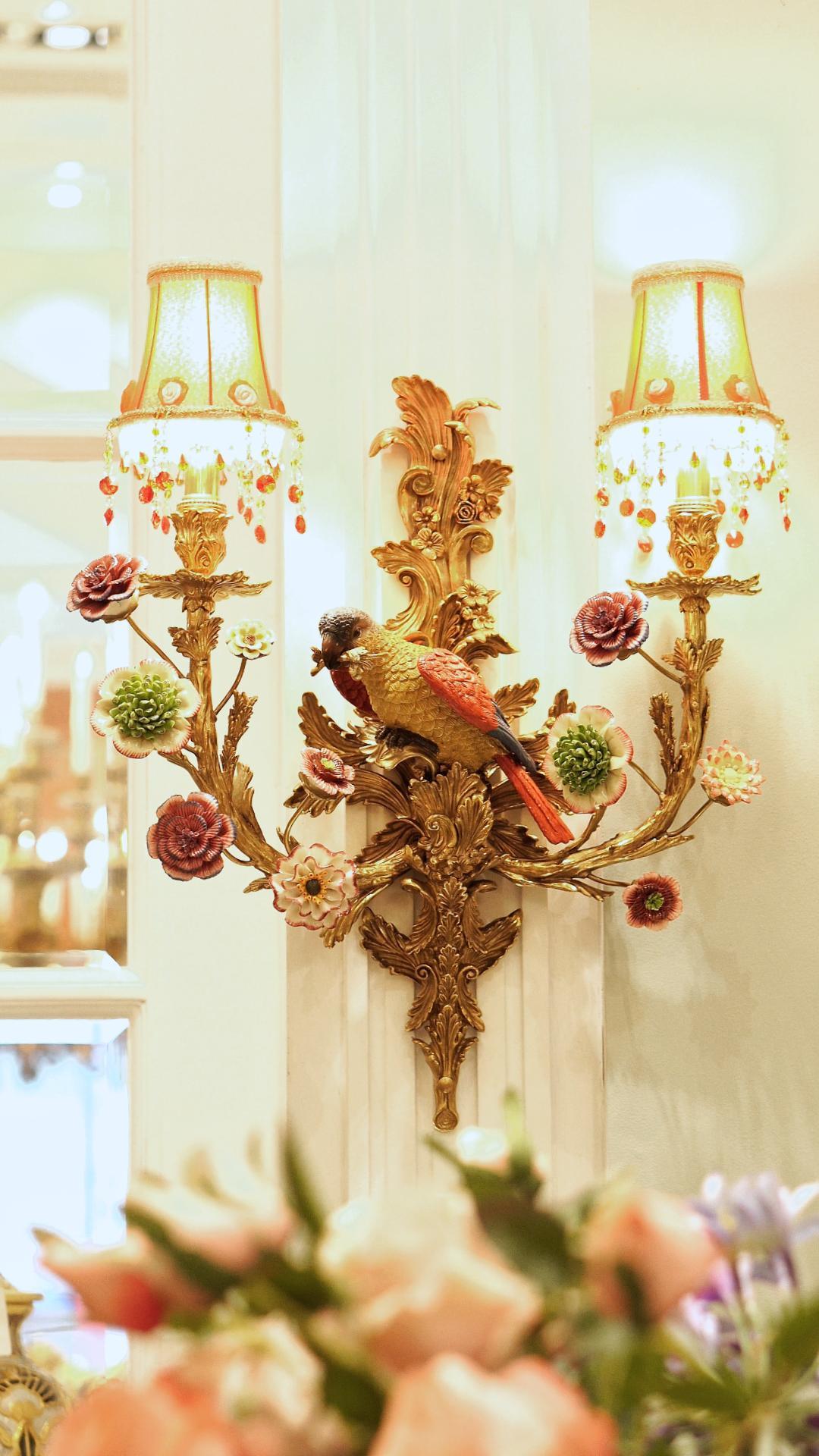 FH&HOME Parrot Floral Wall Lamp - Gilded Red with Tassel Shade